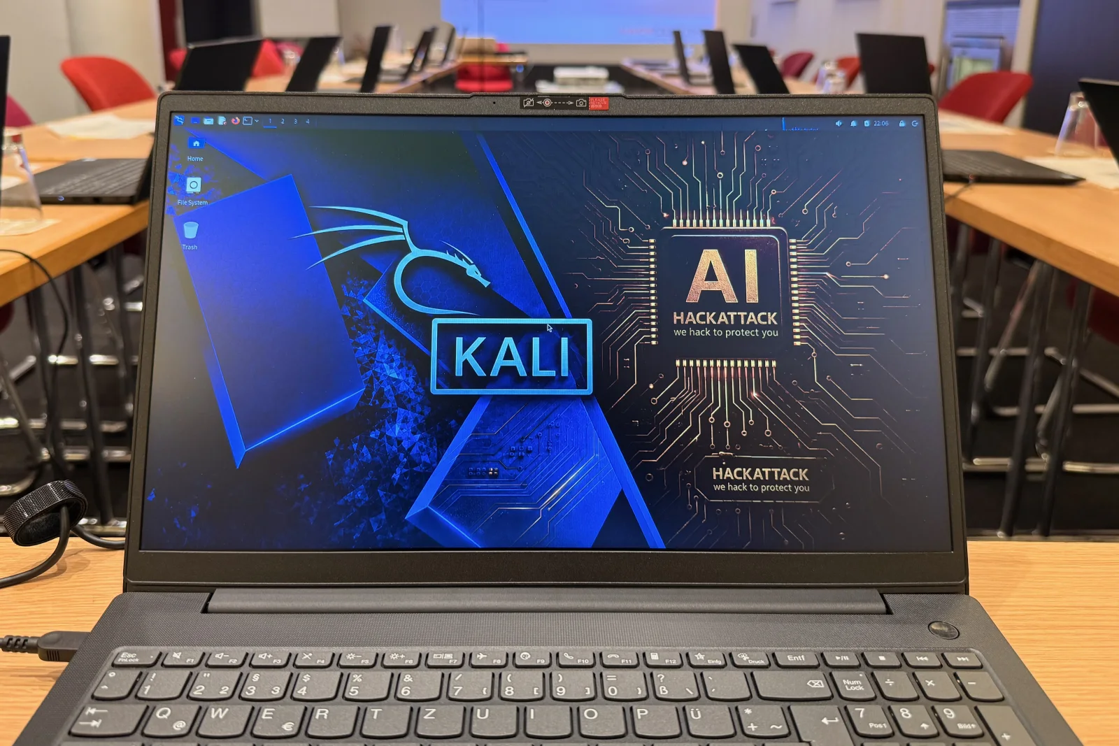 Vorbereitetes Hackbook mit Kali Linux im Seminarraum